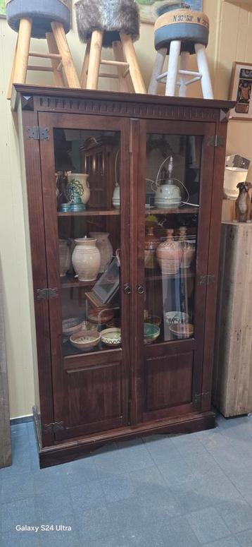 Mooie houten vitrinekast met glazen deuren beschikbaar voor biedingen