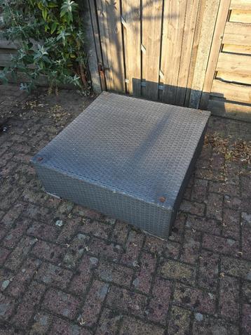 Groot formaat Tuintafel (90 x 90 cm) beschikbaar voor biedingen