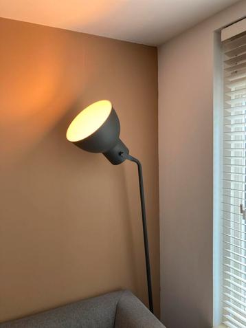 Stijlvolle grijze vloerlamp beschikbaar voor biedingen