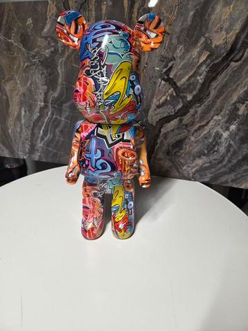 Kleurrijke Graffiti Beer Sculptuur beschikbaar voor biedingen