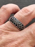 Maat 17,5 - ZINZI zilveren (925) ring met ZWARTE ZIRKONIA'S, Ophalen, Zo goed als nieuw, 17 tot 18, Dame