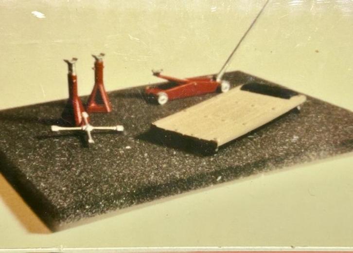 Autokrik met steunen 1/43 New, Hobby en Vrije tijd, Modelbouw | Auto's en Voertuigen, Nieuw, Auto, 1:32 tot 1:50, Overige merken