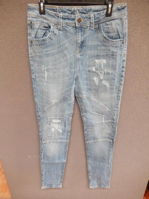 Revelation Ripped Jeans - spijkerbroek W27, Kleding | Dames, Spijkerbroeken en Jeans, Zo goed als nieuw, W27 (confectie 34) of kleiner