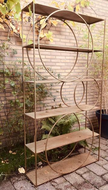 Kast goud/koper-kleurig metaal (verweerd) beschikbaar voor biedingen