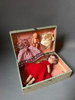 Antieke popje in doos met kleding en eigen popje, Ophalen of Verzenden