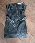 Zwart leren mini jurkje met gesp Berskha maat M, Kleding | Dames, Jurken, Maat 38/40 (M), Zwart, Ophalen of Verzenden, Zo goed als nieuw