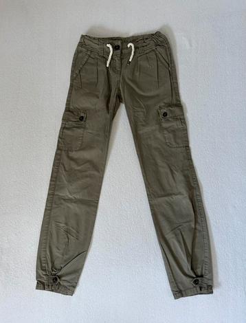 Khaki groene broek beschikbaar voor biedingen