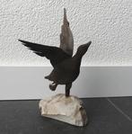 Vintage eend beeldje metaal op steen metalen eendenbeeld, Ophalen of Verzenden, Gebruikt, Dier