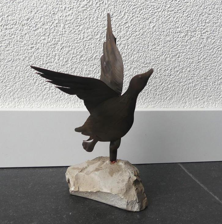 Vintage eend beeldje metaal op steen metalen eendenbeeld, Verzamelen, Beelden en Beeldjes, Gebruikt, Dier, Ophalen of Verzenden