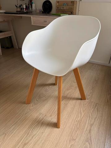 Leuke witte kunststof kuipstoel met beuken onderstel beschikbaar voor biedingen