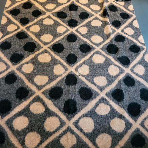 Aabe wollen deken. Rose met zwart. 1.70X 2.00 m., Huis en Inrichting, Woonaccessoires | Plaids en Woondekens, Gebruikt, Ophalen of Verzenden