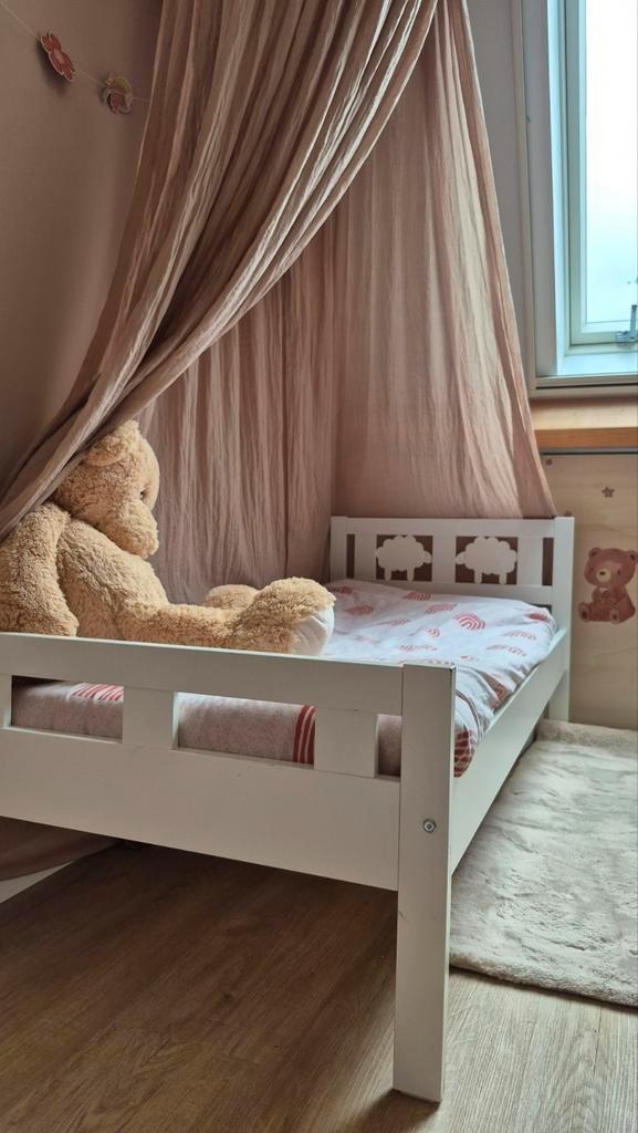Peuterbedje Ikea. Met lattenbodem en matras, Kinderen en Baby's, Kinderkamer | Bedden, Zo goed als nieuw, 140 tot 160 cm, 70 tot 85 cm