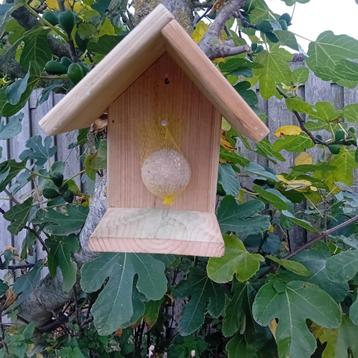 Houten voederhuisje – incl. 2 gratis vetbollen beschikbaar voor biedingen