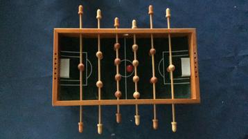 Mini tafelvoetbalspel.  beschikbaar voor biedingen