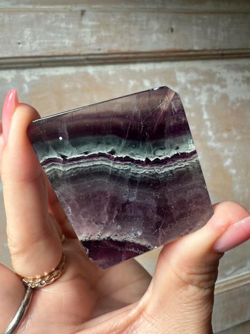 Bijzonder mooie freeform fluoriet, Verzamelen, Mineralen en Fossielen, Mineraal, Ophalen of Verzenden