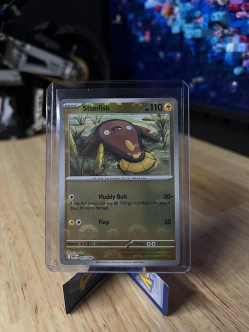 Stunfisk Pokeball - 035/086 White Flare, Hobby en Vrije tijd, Verzamelkaartspellen | Pokémon, Nieuw, Losse kaart, Foil, Ophalen of Verzenden