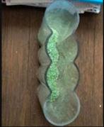 Vaas van glas voor bv 4 bloemen met groene siersteentjes, Gebruikt, Ophalen of Verzenden, Glas, Minder dan 50 cm