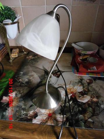 LEUKE KLEINE TAFELLAMP CHROME MET GLAZEN KAP beschikbaar voor biedingen