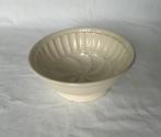 Roomwitte ronde puddingvorm aardewerk, Antiek en Kunst, Antiek | Keramiek en Aardewerk, Ophalen of Verzenden
