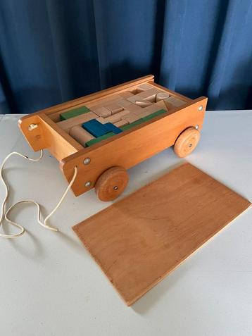 Vintage houten blokkenkar beschikbaar voor biedingen