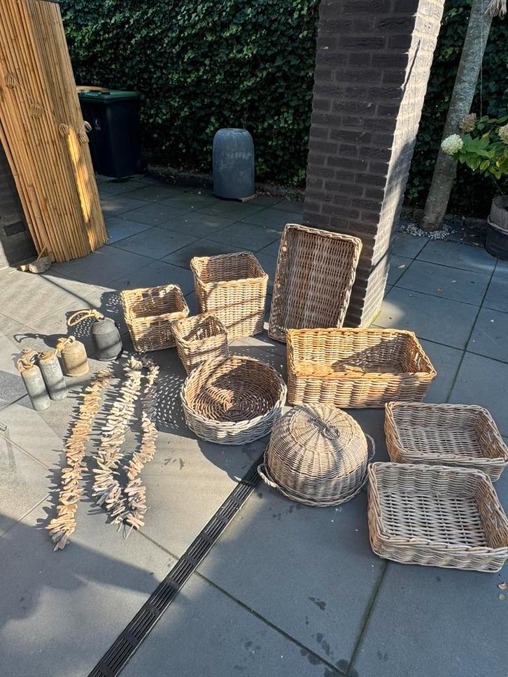 Rieten mandenset 9 stuks met koeienbellen en oude kruiken, Huis en Inrichting, Woonaccessoires | Overige, Zo goed als nieuw, Ophalen