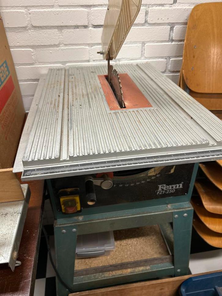 Zaagtafel - Ferm FZT-250, Doe-het-zelf en Verbouw, Gereedschap | Zaagmachines, Gebruikt, Cirkelzaag, 600 tot 1200 watt, 30 tot 70 mm