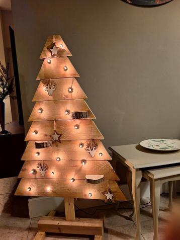 Houten kerstboom met verlichting beschikbaar voor biedingen