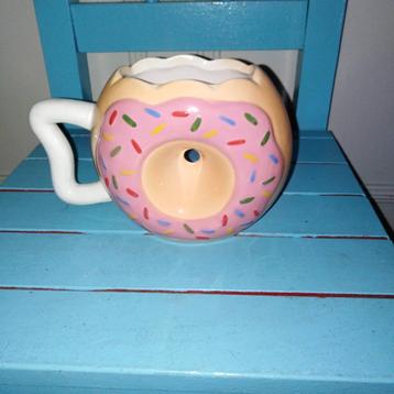 Grappige donut mok roze met spikkels beschikbaar voor biedingen