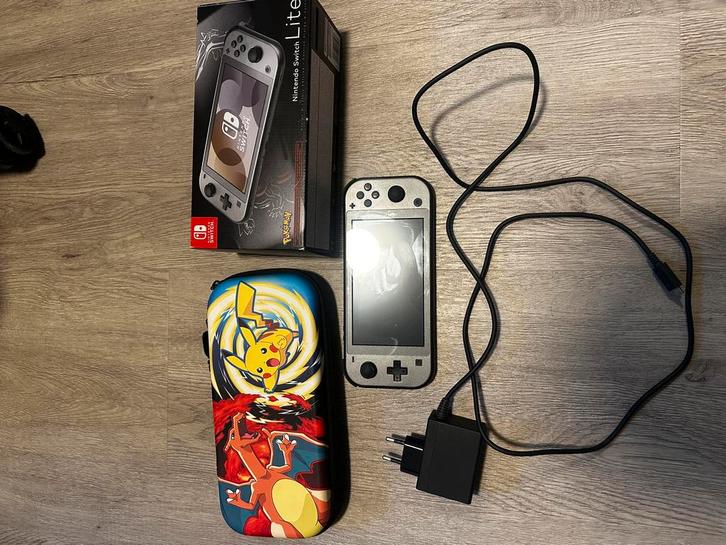 Nintendo switch lite pokemon palkia en dialga editie, Spelcomputers en Games, Games | Nintendo Switch, Zo goed als nieuw, 1 speler
