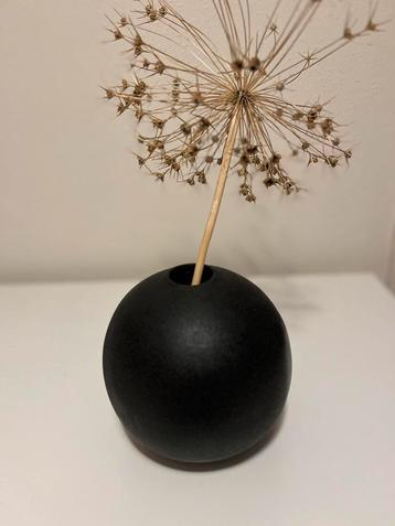 Ronde zwarte vaas beschikbaar voor biedingen