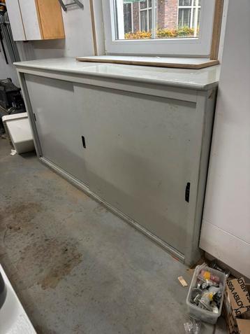 Metalen kast met schuifdeuren beschikbaar voor biedingen