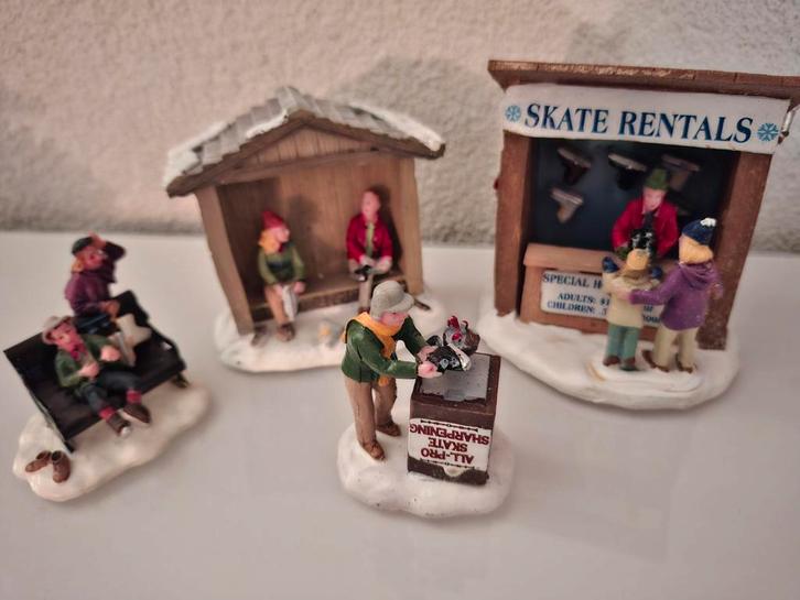 Lemax Kerstdorp Figuren, oa verhuur kraampje, Diversen, Kerst, Zo goed als nieuw, Ophalen of Verzenden