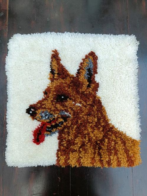 Vintage klink haak tapijt knoopkussen, Huis en Inrichting, Woonaccessoires | Kussens, Zo goed als nieuw, Bruin, Vierkant, Ophalen of Verzenden