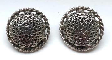 Leuke metalen oorbellen (clips) beschikbaar voor biedingen