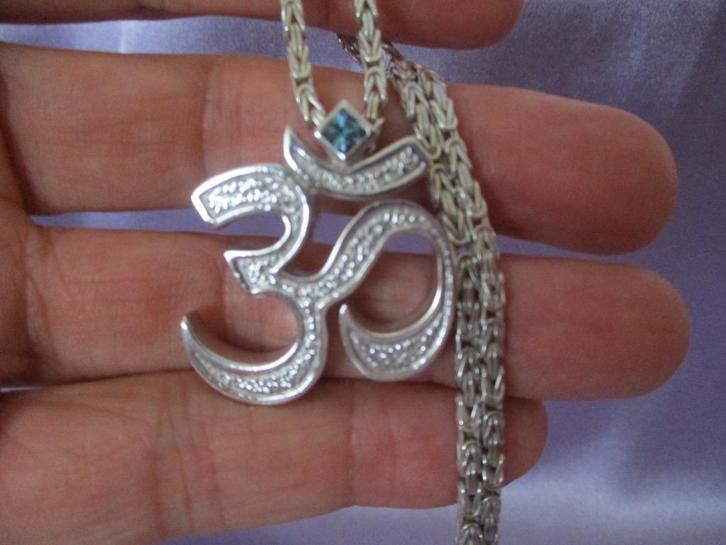 Zilveren Pandit waardige Ohm halsketting - Blue Topaz, Antiek en Kunst, Antiek | Religie, Verzenden
