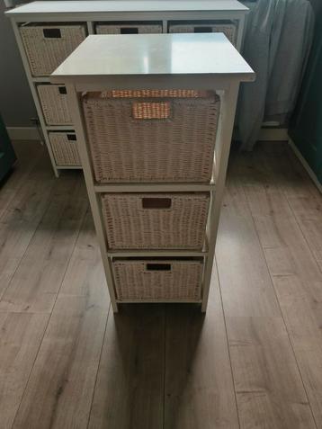 kastjes met mandjes beschikbaar voor biedingen