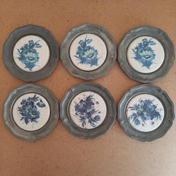 Bordjes met blauwe bloemen beschikbaar voor biedingen