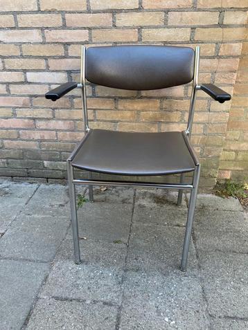 Mooie vintage Gijs van der Sluis stoel met armleuningen  beschikbaar voor biedingen