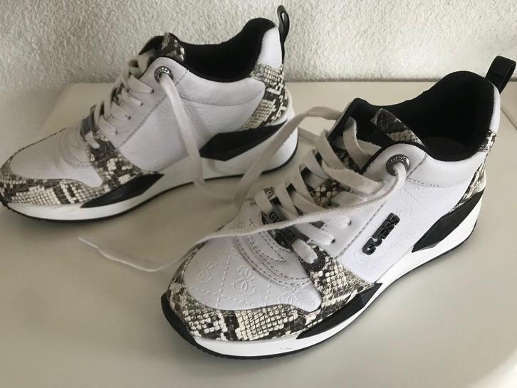 Te koop zeer mooie Guess sneakers., Kleding | Dames, Schoenen, Nieuw, Sneakers of Gympen, Wit, Ophalen of Verzenden