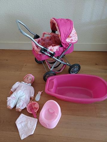 Poppenwagen, pop en uitgebreide verzorging set beschikbaar voor biedingen