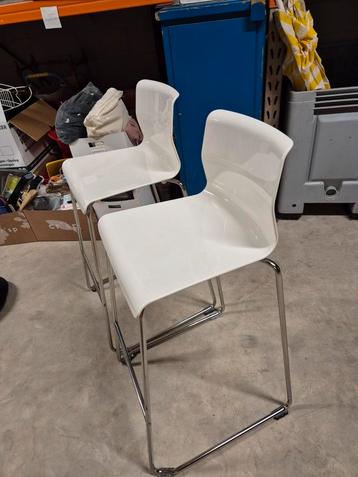 2 hoge barstoelen beschikbaar voor biedingen