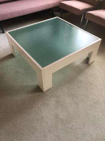 Vintage witte MDF-salontafel met groene gehard-glazen inzet beschikbaar voor biedingen