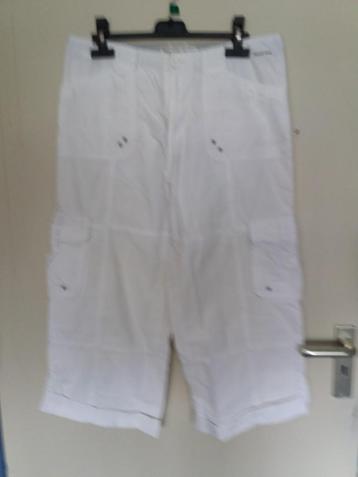 Een witte katoenen driekwart broek, met grote zakken erop. beschikbaar voor biedingen
