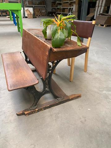 Ouderwetse vintage schooltafel beschikbaar voor biedingen