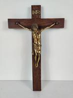 Jezus aan kruis, messing, hout, Frankrijk, midden 20e eeuw, Antiek en Kunst, Antiek | Religie, Ophalen of Verzenden