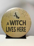 A Witch Lives Here metalen wandbord (30 cm rond), Huis en Inrichting, Woonaccessoires | Tekstborden en Spreuken, Nieuw, Ophalen of Verzenden