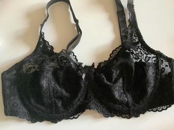 Prachtige nieuw zwarte BH , grote maat 100 D beschikbaar voor biedingen