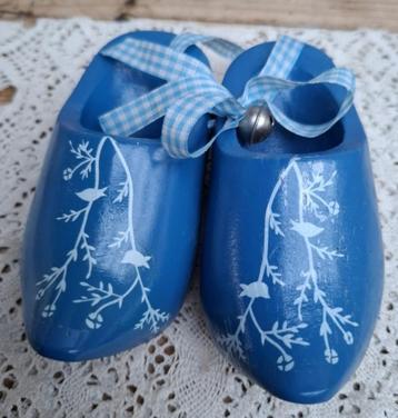 Blauwe houten klompjes, takjes met vogeltjes, decoratie beschikbaar voor biedingen