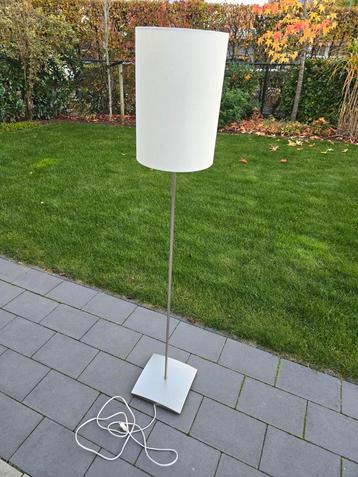 Stijlvolle Staande Lamp beschikbaar voor biedingen
