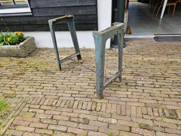 Oud gietijzer onderstel Hoog ca 76 cm Breed 44 cm  beschikbaar voor biedingen